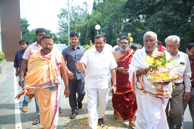 Sri Mulugu Ramalingeshwara Varaprasad Siddhanti was honoured with Jyotishyasastra Vignana Visharadha at Tummalapalli Kalakshetram, Vijayawada (61)
